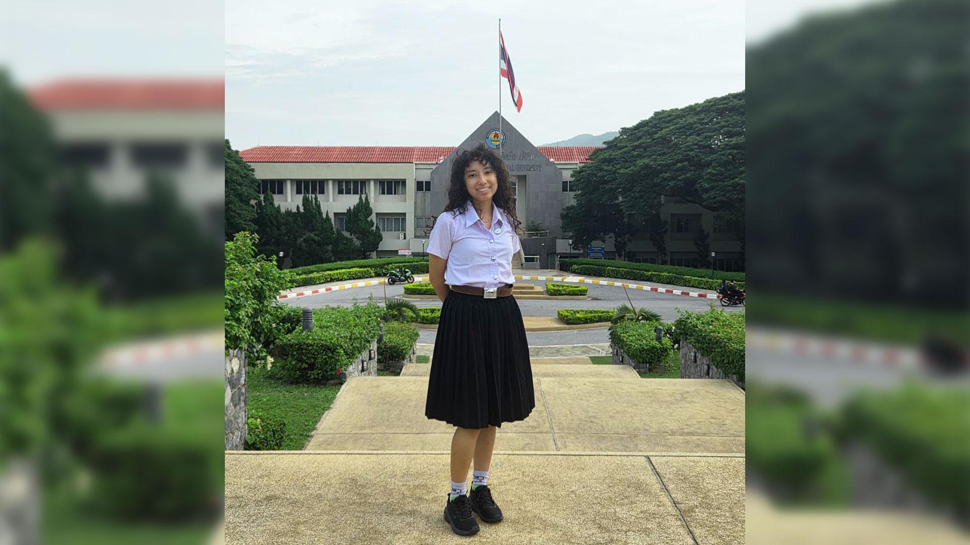 Daphne Hayasaka, estudiante de Enseñanza del Inglés de la Universidad de Montemorelos, frente a uno de los edificios de Asia-Pacific International University, en Tailandia.&nbsp; Fotografía cortesía de&nbsp;Daphne Hayasaka.