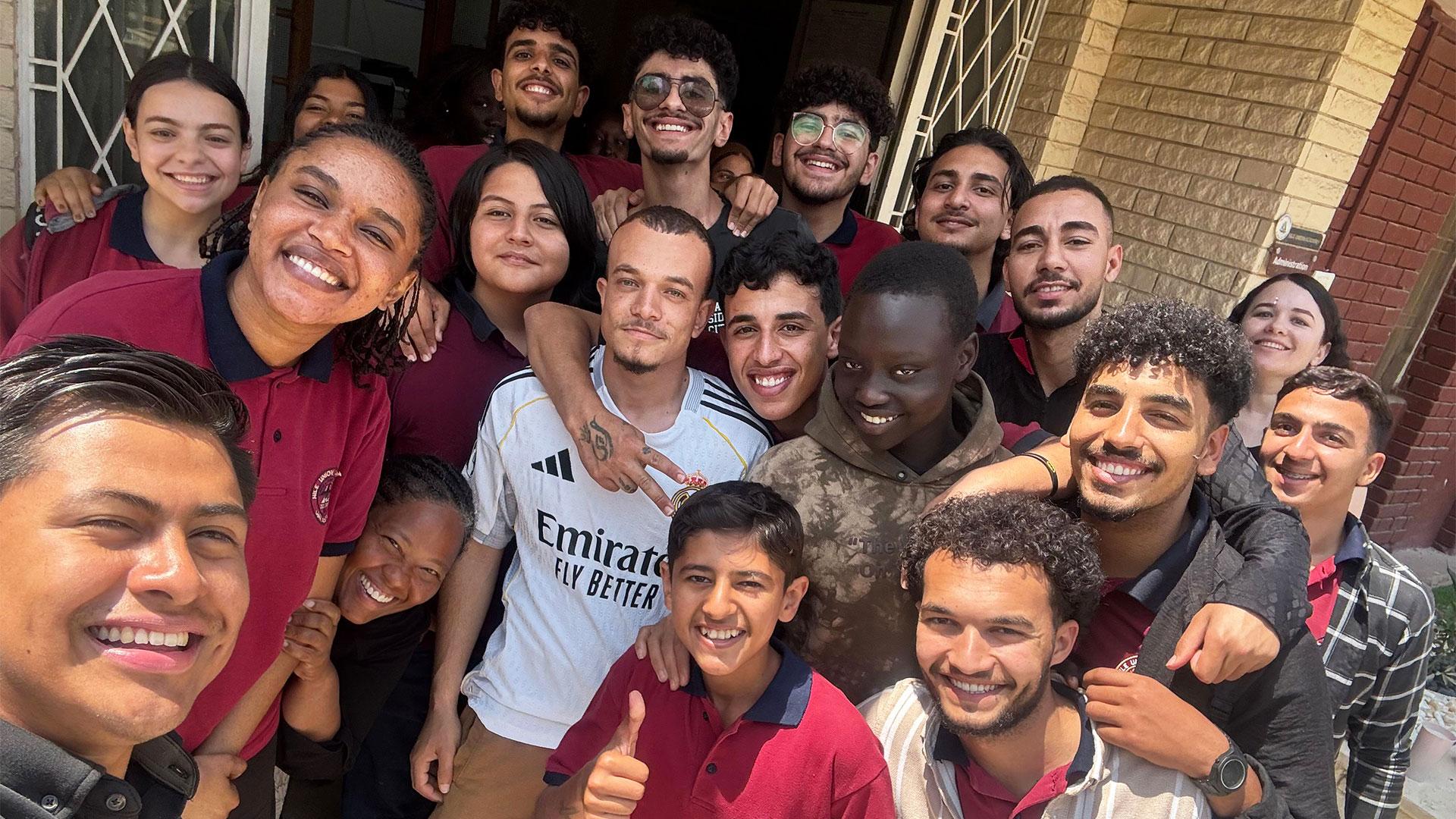 Rubén junto a estudiantes de la Nile Union Academy, con quienes se reunía diariamente a las 12:55 p. m. para compartir un momento de oración.&nbsp;Fotografía cortesía de Rubén Díaz.