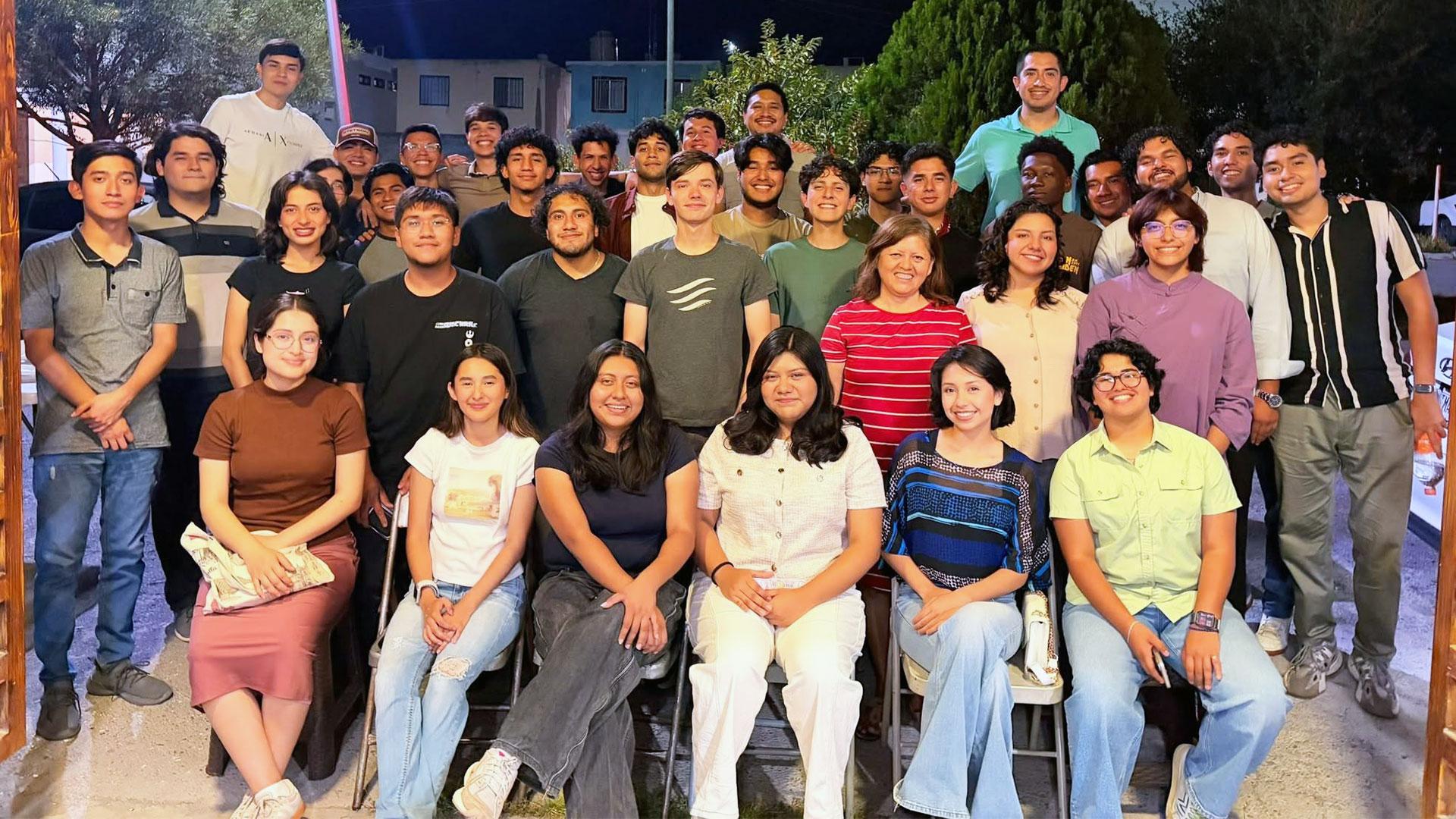 Estudiantes de la Facultad de Ingeniería y Tecnología conviven con sus docentes durante la recepción de sábado.&nbsp;Fotografía cortesía de Mary Tolentino.