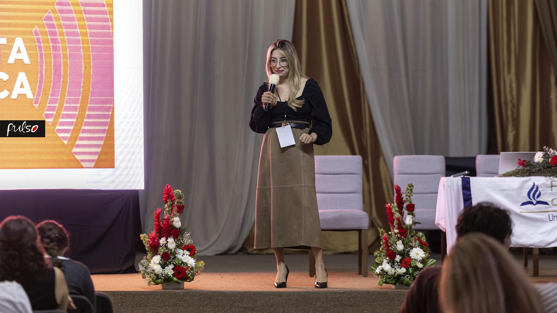 La Dra. Lizzette Hernández, docente de Psicología Clínica de la UM, presentó la ponencia “Efectos neurobiológicos del trauma: cuando el peligro termina pero el cerebro sigue respondiendo”. Fotografía por: Universidad de Montemorelos / Yarumy Velazco.