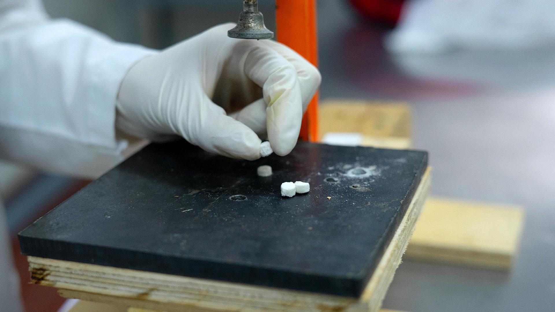 Como parte del desarrollo de NAMOCA, los alumnos producen diferentes lotes de tabletas y realizan ajustes en su formulación a partir de los resultados obtenidos durante las pruebas.&nbsp;Fotografía cortesía de Enactus UM.