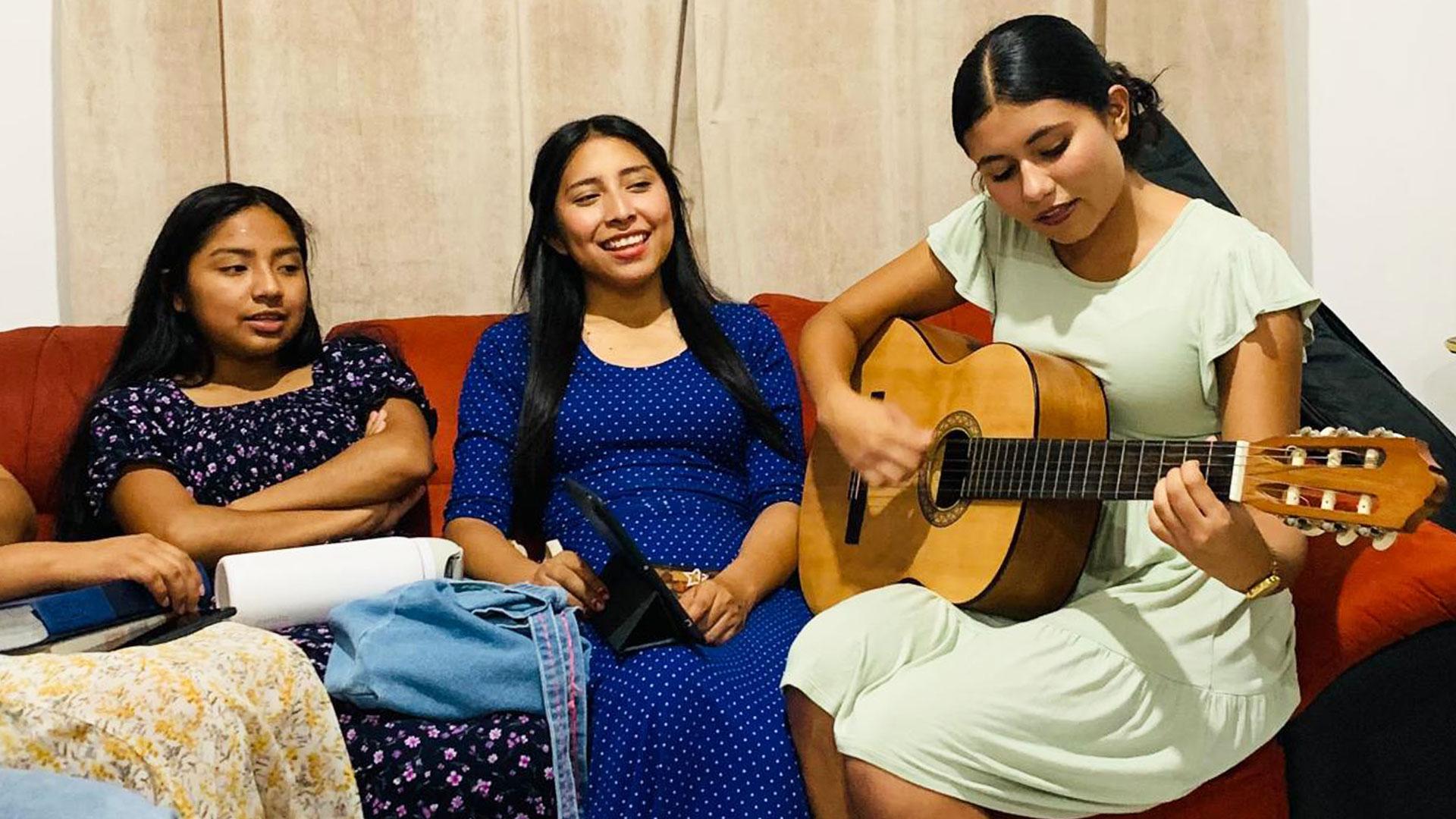 Alumnas de la Facultad de Educación participan en la recepción de sábado junto a su mentor. Fotografía cortesía de&nbsp;Tomás&nbsp; Cahuich.