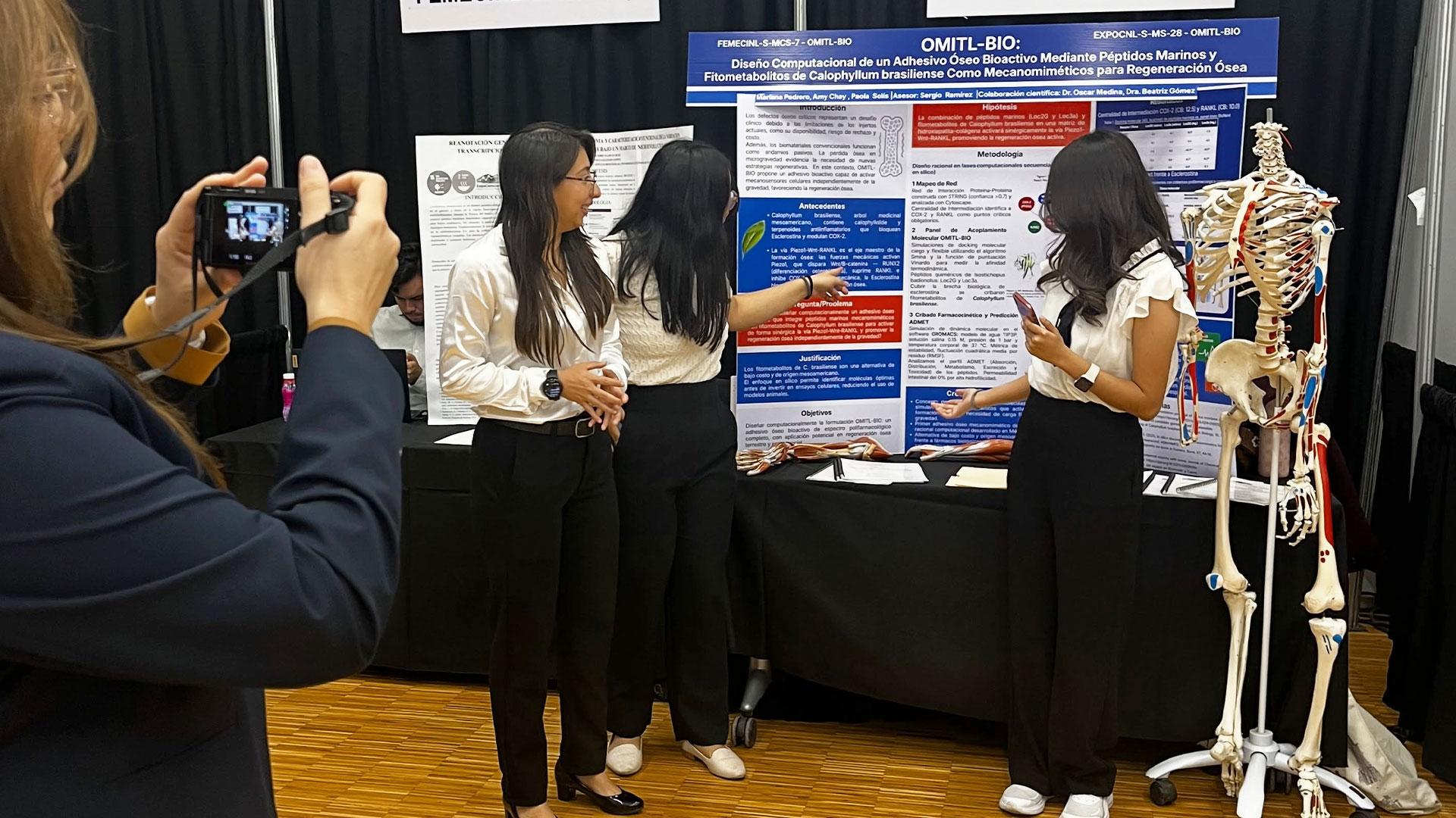Mariana, Paola y Amy presentando la propuesta de diseño computacional del adhesivo oseo.