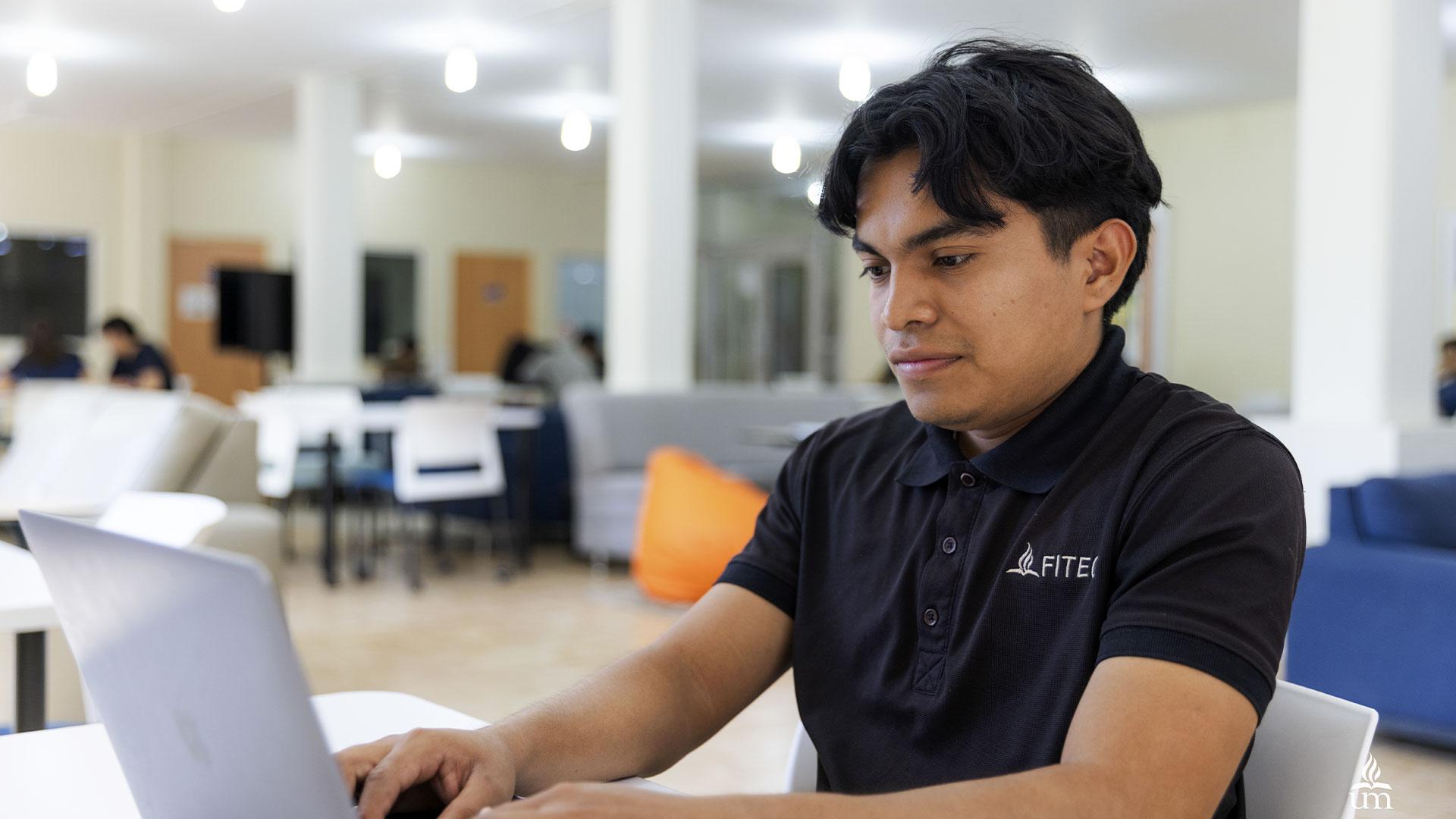 José David ha desarrollado diversas aplicaciones con fines misioneros, educativos y universitarios, entre ellas Reavivados por su palabra IASD y Nomenclatura Inorgánica.&nbsp;Fotografía por: Universidad de Montemorelos / Elías Lemus.