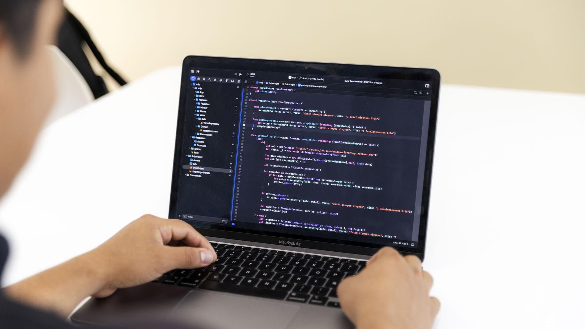 El estudiante utilizó Swift y SwiftUI para desarrollar Glow, ampliando sus conocimientos de programación mediante la práctica.&nbsp; Fotografía por: Universidad de Montemorelos / Elías Lemus.