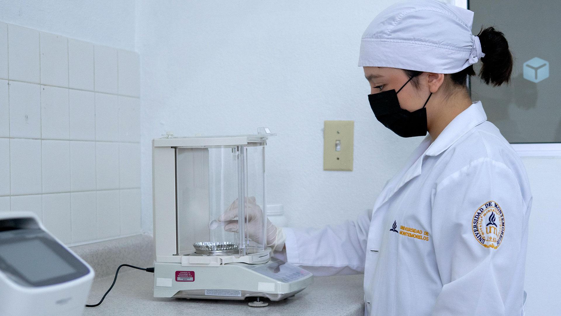 Durante las pruebas de experiencia de usuario, los alumnos recopilan las opiniones de niños, jóvenes y adultos sobre las tabletas NAMOCA, información que utilizan para realizar ajustes antes de avanzar hacia una producción constante. Fotografía cortesía de Enactus UM.