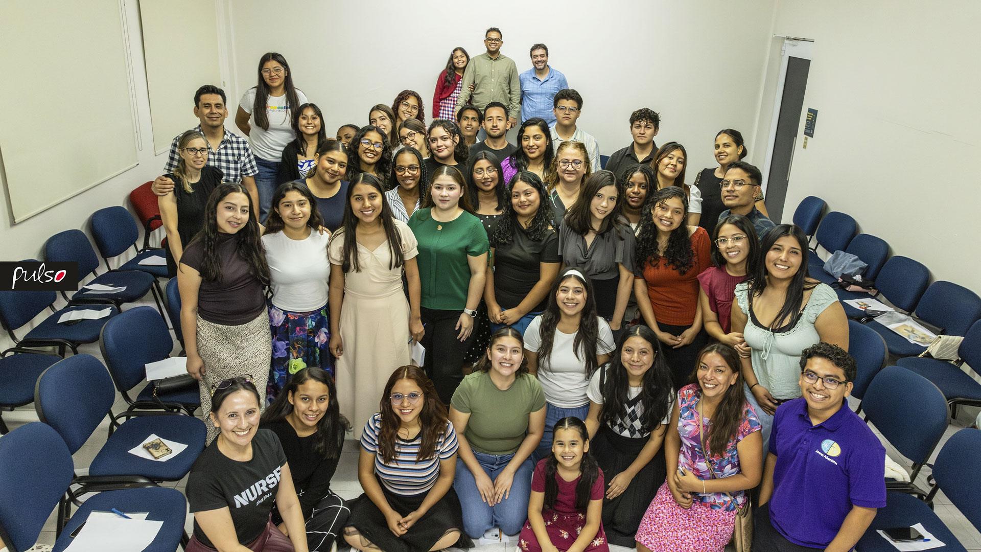 Estudiantes de la carrera de Enfermería comparten con sus mentores durante la recepción de sábado. Fotografía por: Universidad de Montemorelos / Jhoan Rueda.
