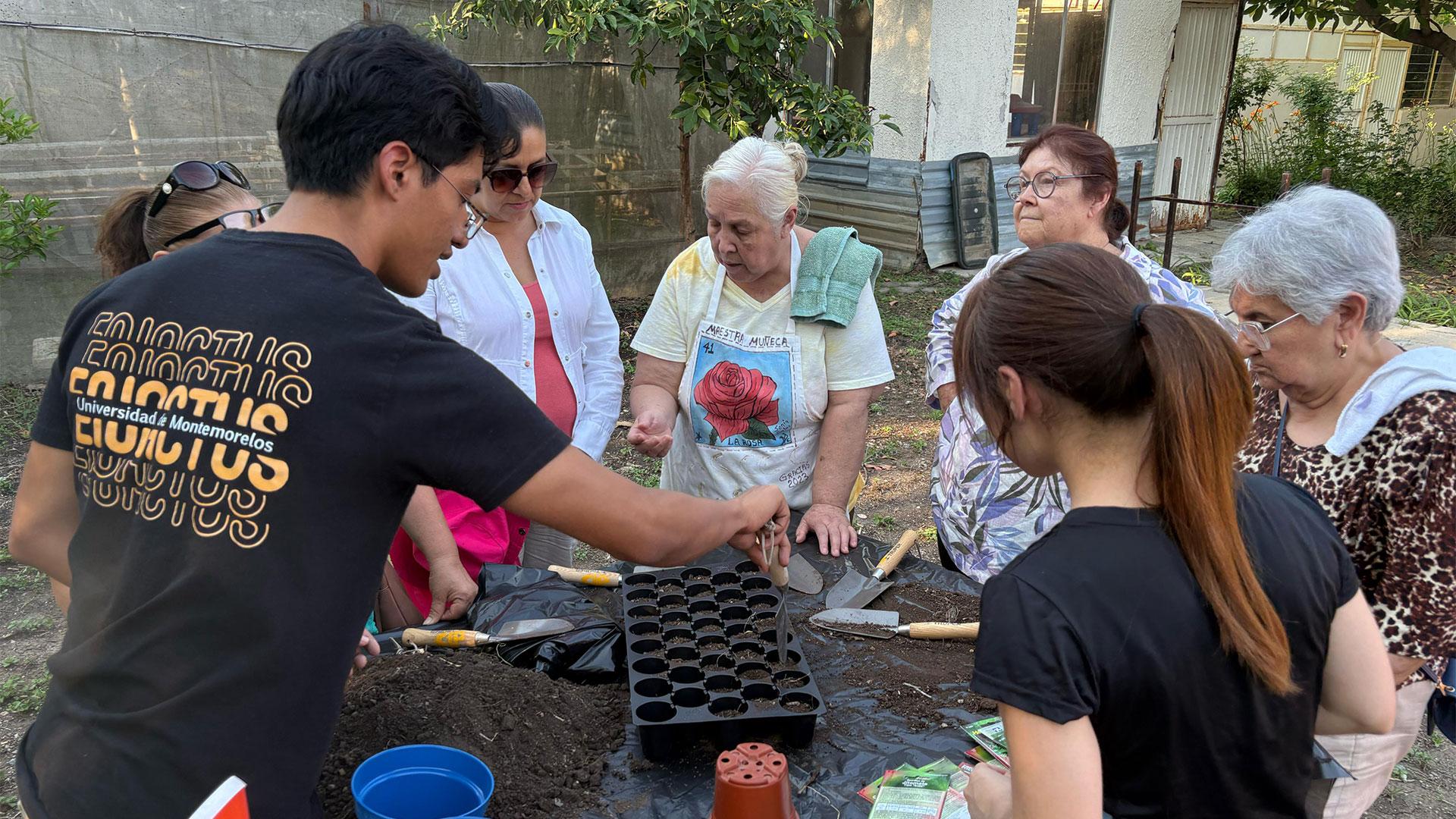Como parte del proyecto NAMOCA, los alumnos han acompañado a familias de comunidades cercanas mediante actividades de capacitación y aprovechamiento de recursos locales, como la menta, para la elaboración de tés, tisanas, condimentos y jarabes. Fotografía cortesía de Enactus UM.