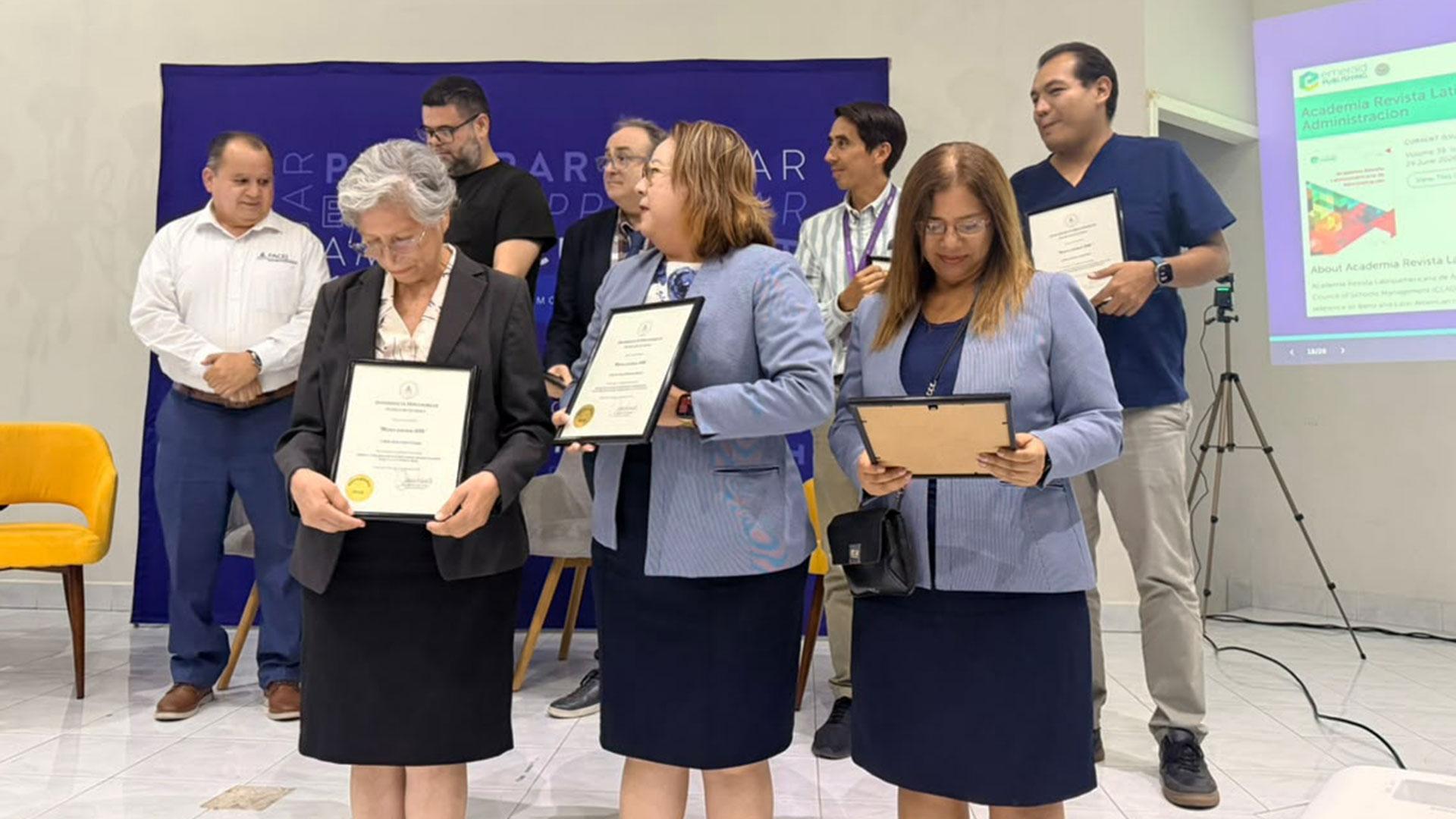 Algunos de los docentes que fueron reconocidos por sus trabajos de investigación.&nbsp;Fotografía por: Universidad de Montemorelos.