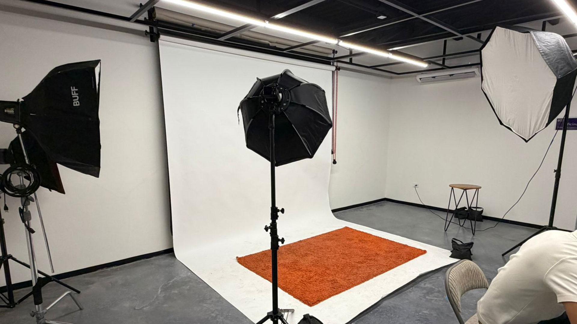 Estudio de fotografía. Fotografía por: Universidad de Montemorelos / Lisandra Vicente.