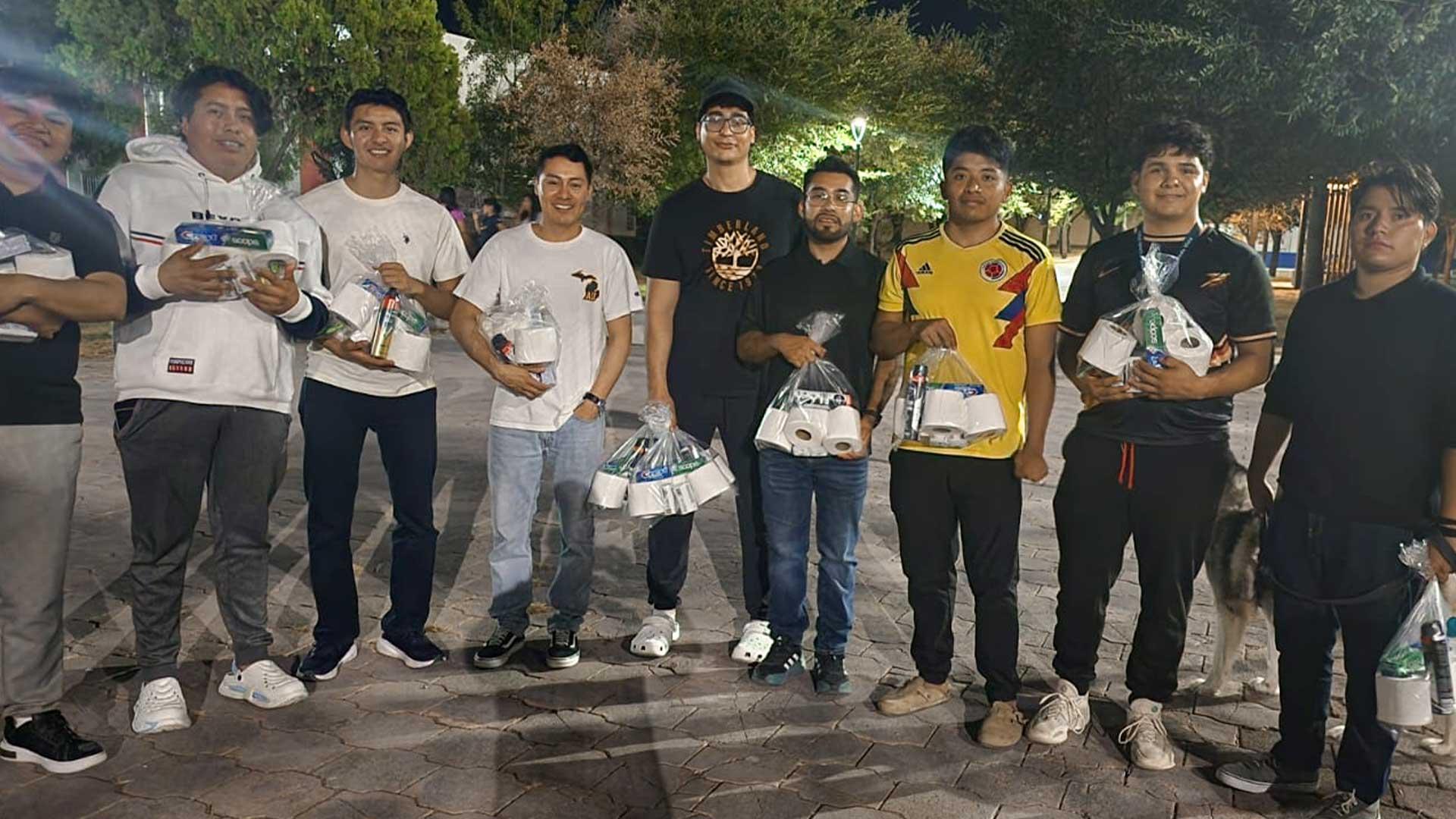 La Fundación Velino Salazar Escarpulli brinda apoyo mensual a estudiantes de la Universidad de Montemorelos mediante la entrega de kits de higiene personal, contribuyendo a cubrir sus necesidades básicas. Fotografía cortesía de Joel Guzmán.