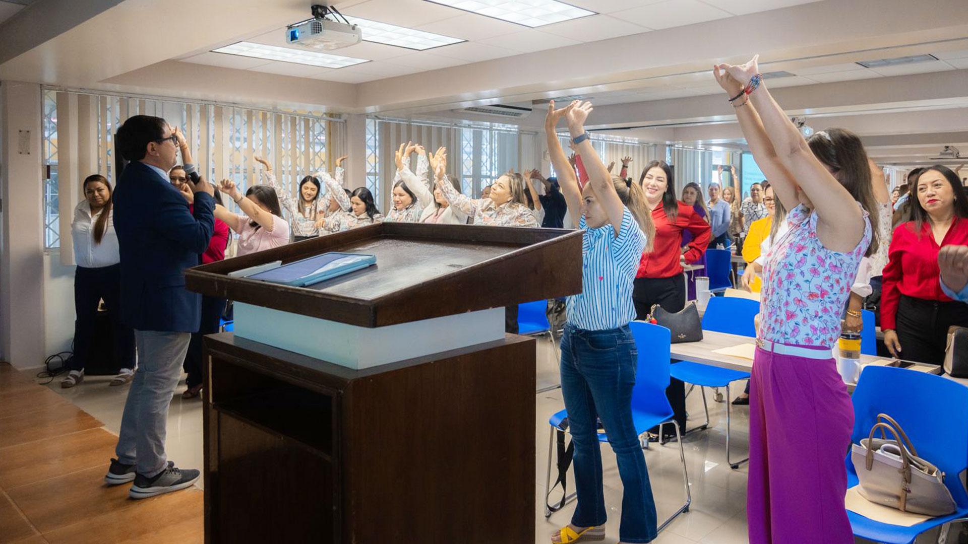 La capacitación brindó a los profesores herramientas para fortalecer la concentración, la paciencia y la interacción humana en el aula frente al uso cotidiano de dispositivos digitales. Fotografía cortesía de Daniel Gutiérrez.