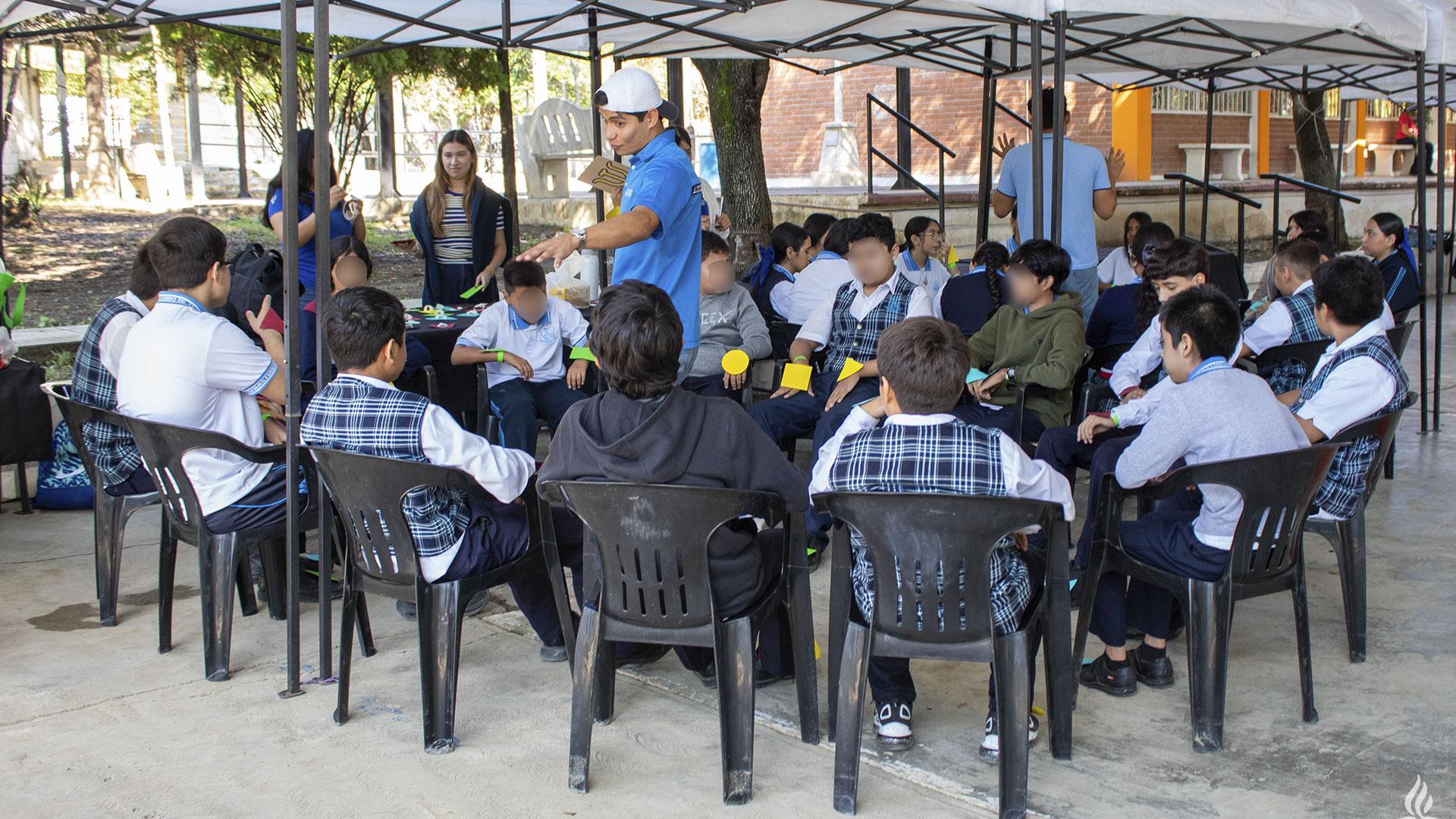 El programa Emociones de 10 aborda cinco áreas de formación: cuidado del cerebro, regulación de las emociones, relaciones sociales, valores y espiritualidad, y funcionamiento familiar. Fotografía por: Universidad de Montemorelos / Lisandra Vicente.