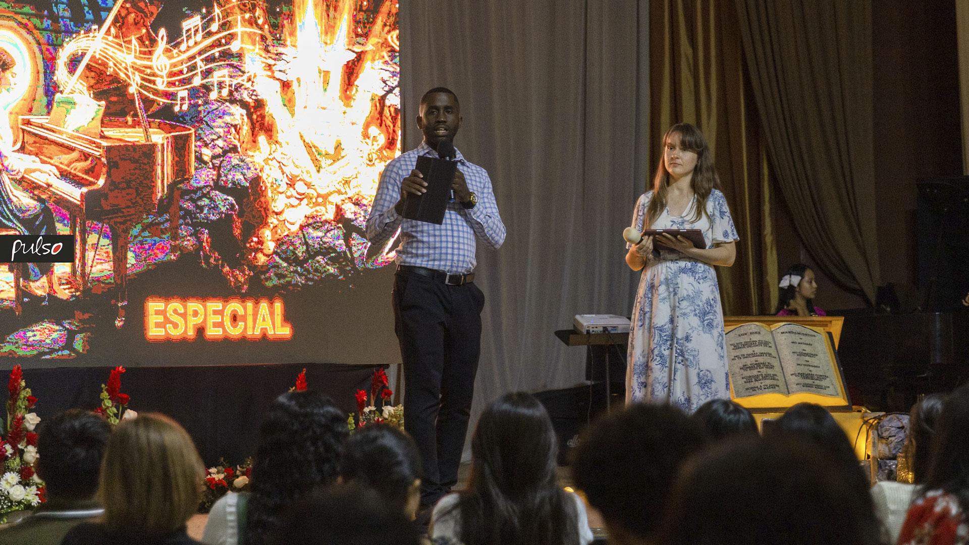 La vigilia brindó a estudiantes de diferentes semestres un espacio para fortalecer su relación con Dios y compartir con otros miembros de la comunidad universitaria. Fotografía por: Universidad de Montemorelos / Lisandra Vicente.