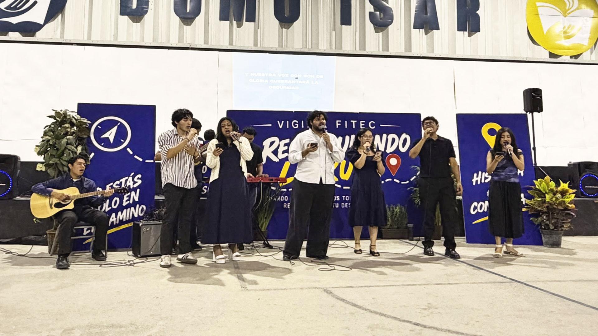 Alumnos de la Facultad de Ingeniería y Tecnología, realizando el ejercicio de canto de su vigilia. Fotografía cortesía de Jairo Sánchez.