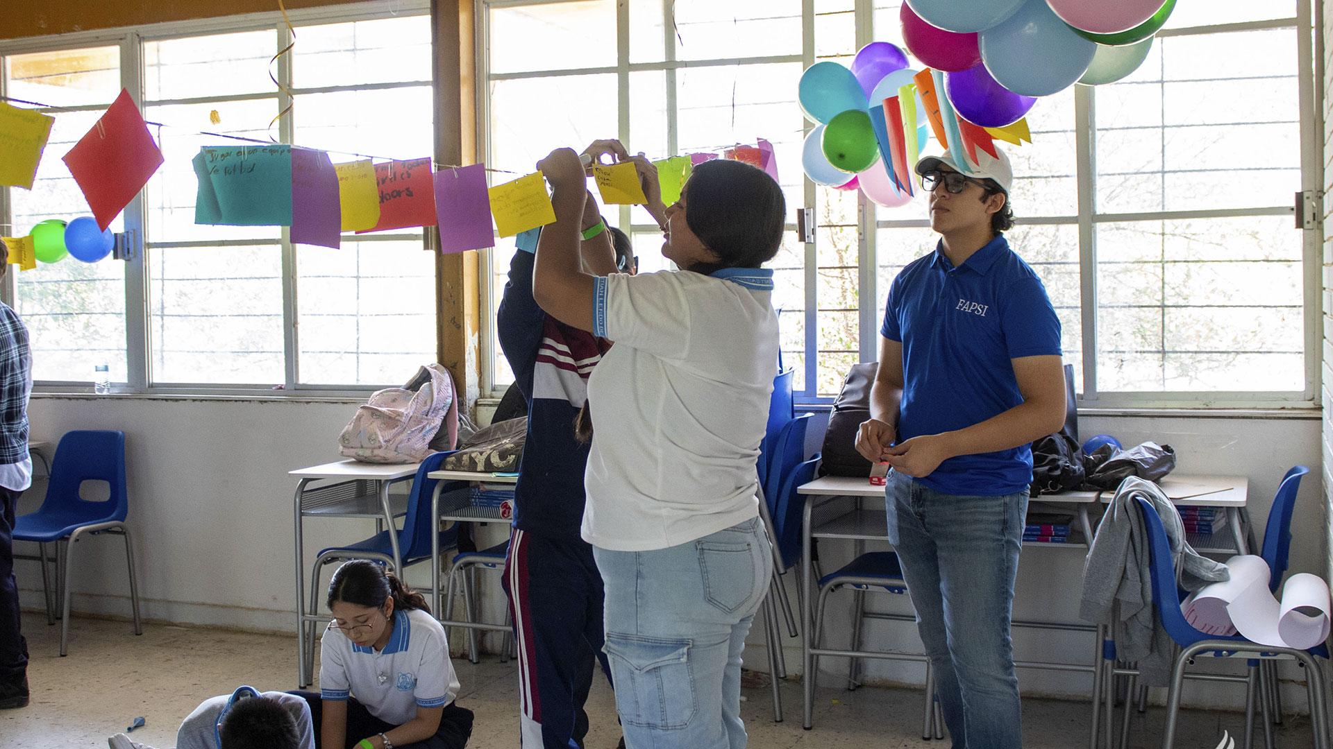 Los universitarios pusieron en práctica los conocimientos adquiridos en el aula mediante talleres preparados junto con sus docentes, fortaleciendo sus habilidades de comunicación y su experiencia profesional. Fotografía por: Universidad de Montemorelos / Lisandra Vicente.