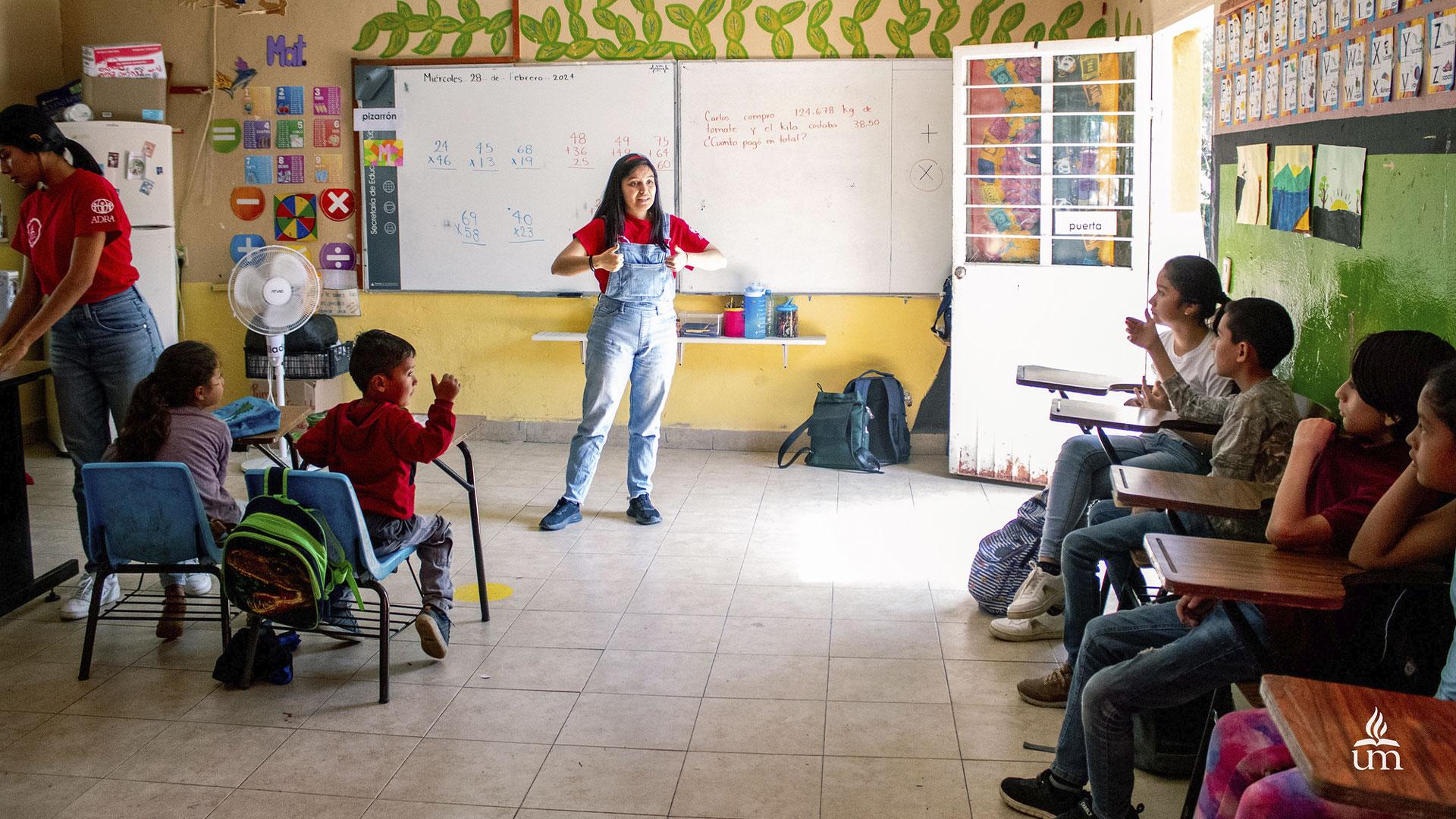 Alumnas de la escuela Normal y de Música ayudando en el aprendizaje de los niños de la Escuela Primaria Anáhuac de Montemorelos.&nbsp; Fotografía por: Universidad de Montemorelos / Lisandra Vicente.