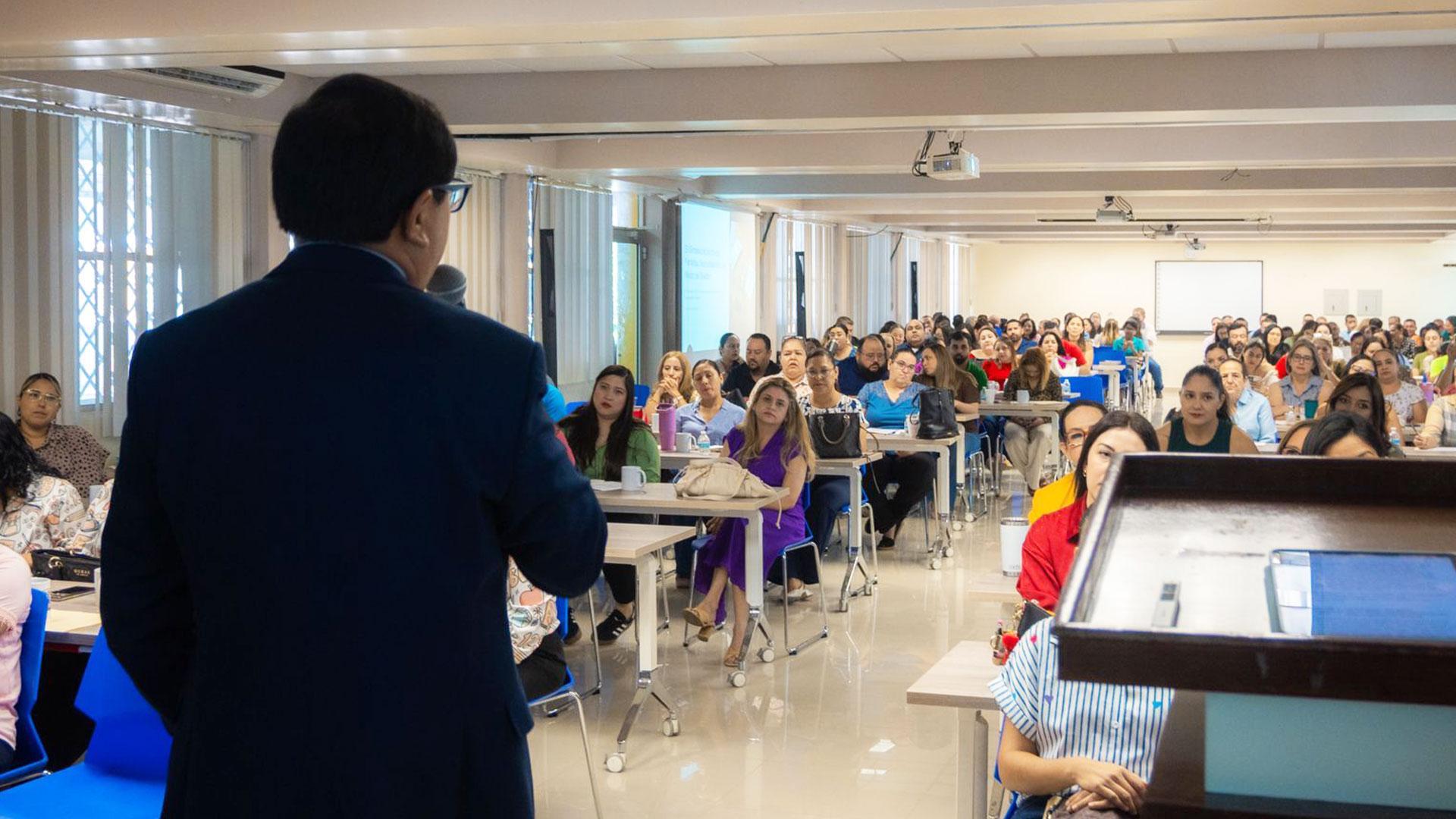 Más de 200 docentes y directivos de educación básica de Montemorelos y la Región Citrícola participaron en la capacitación sobre el impacto del uso de pantallas durante la infancia. Fotografía cortesía de Daniel Gutiérrez.