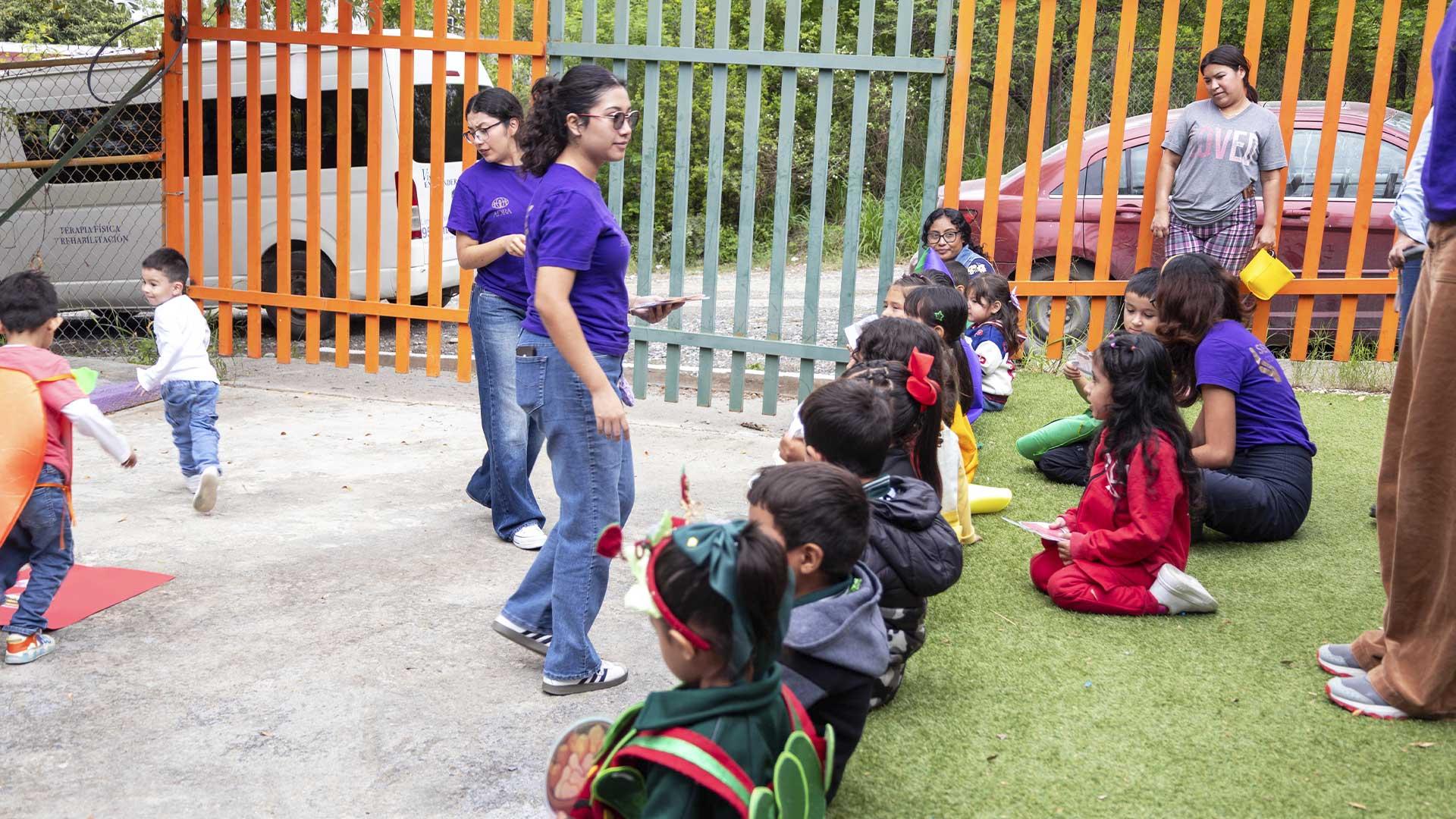 El trabajo multidisciplinario permite a los universitarios aplicar sus conocimientos en contextos reales, mientras brindan acompañamiento escolar en el Jardín de Niños Belisario de Jesús García de la Garza. Fotografía por: Universidad de Montemorelos / Lisandra Vicente.