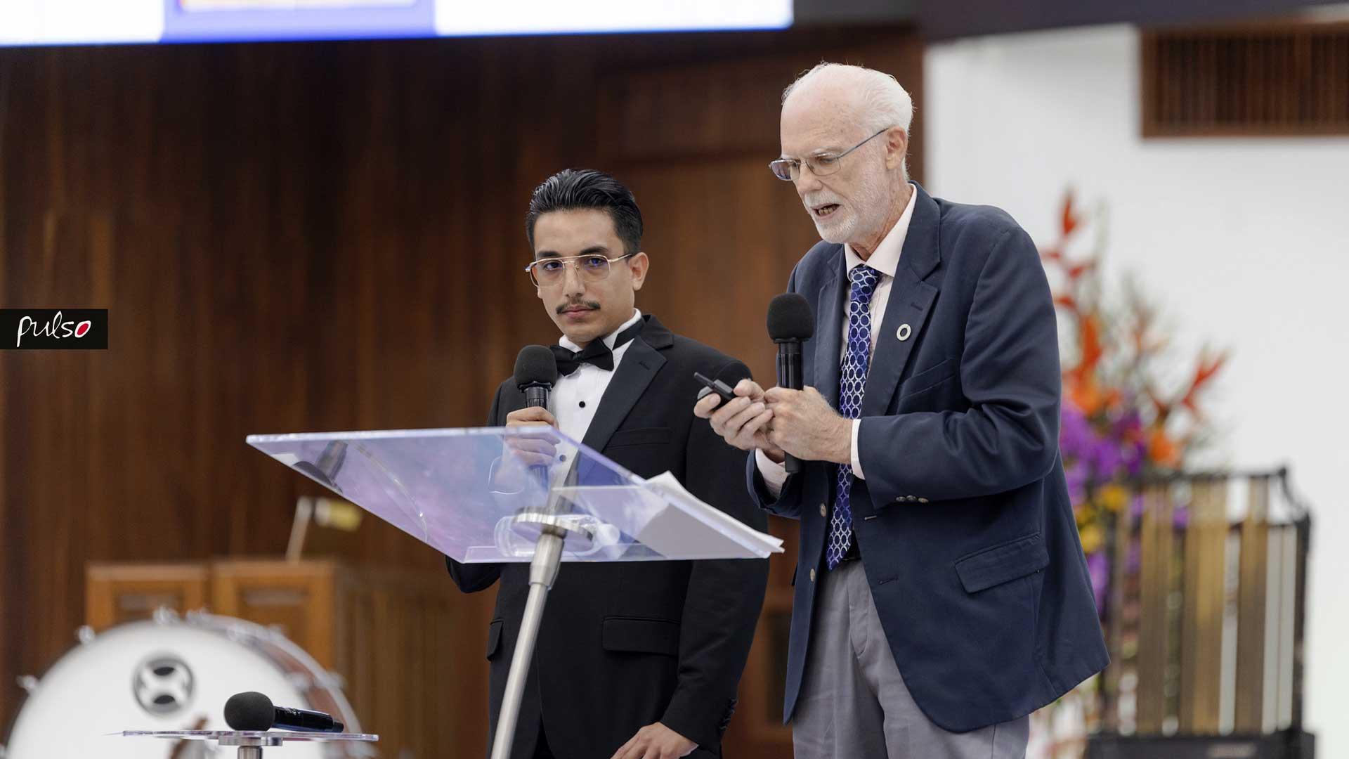 El segundo culto del sábado estuvo a cargo del Dr. Benjamin Clausen, investigador del Instituto de Investigación en Geociencias, ubicado en Loma Linda, California. La traducción estuvo a cargo de Haroldo González, quien aparece a la izquierda de la imagen. Fotografía por: Universidad de Montemorelos /&nbsp;Elías Lemus.