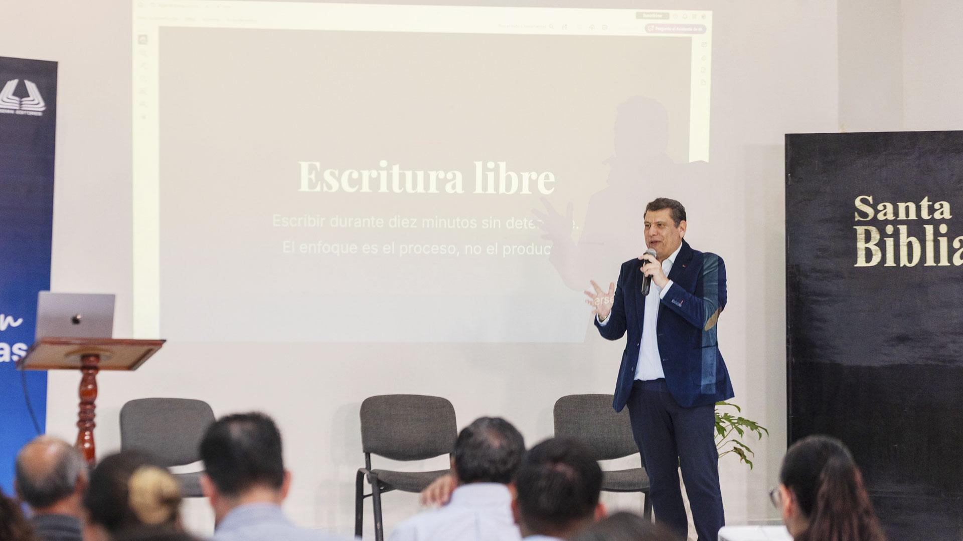 La capacitación del curso para futuros escritores fue impartido por el Ptr. César Sánchez, quien es editor y traductor que actualmente trabaja en la casa Editorial GEMA Editores en México. Fotografía por: Universidad de Montemorelos.