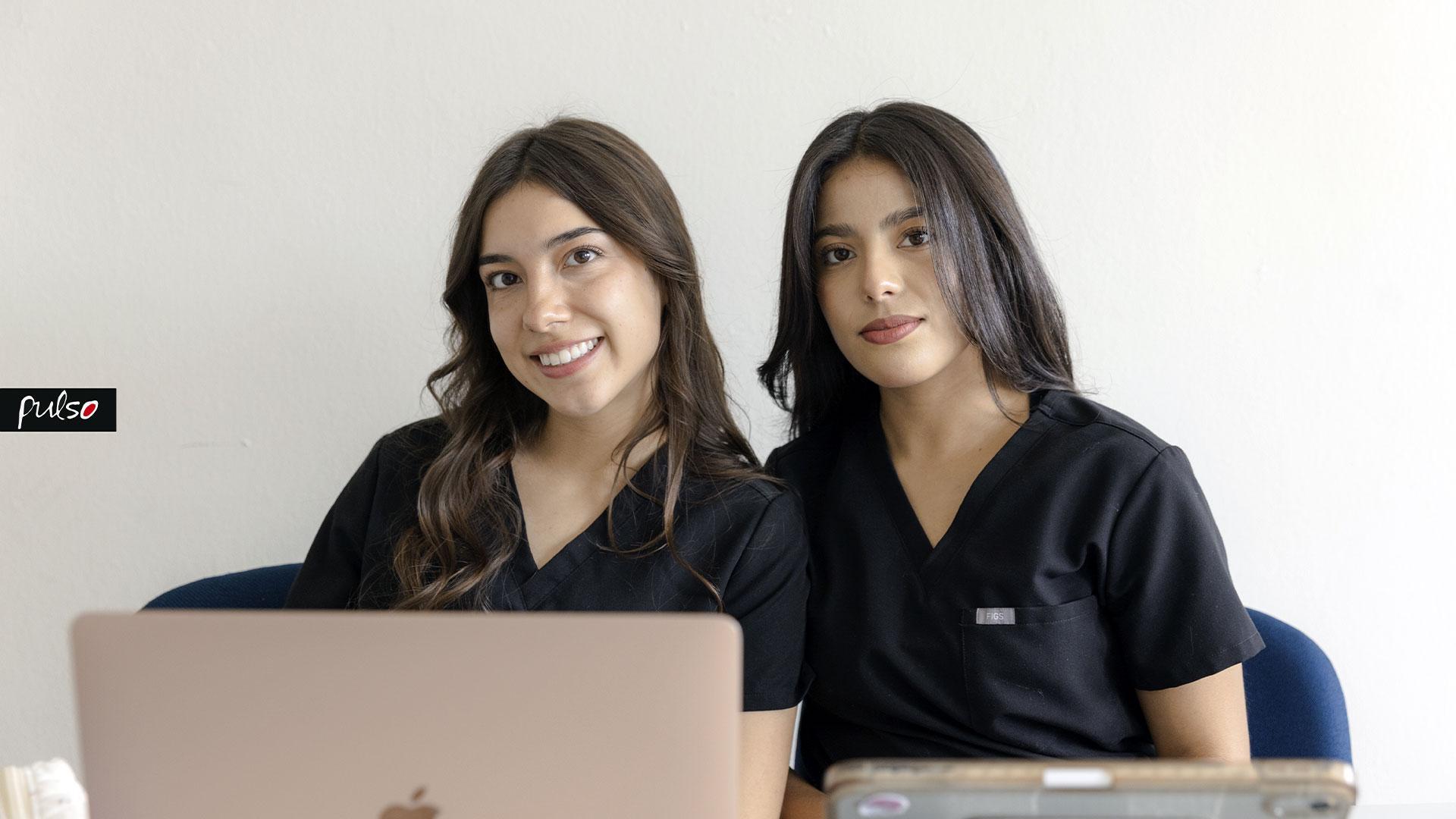 De izquierda a derecha, Mayrely Martínez y Daniela Jerónimo, ganadoras del tercer lugar en la categoría de investigación júnior. Fotografía por: Universidad de Montemorelos / Elías Lemus.
