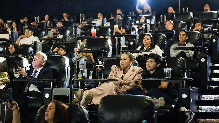 Asistente a la premier del estreno del cortometraje. Fotografía cortesía de Henry Ble.