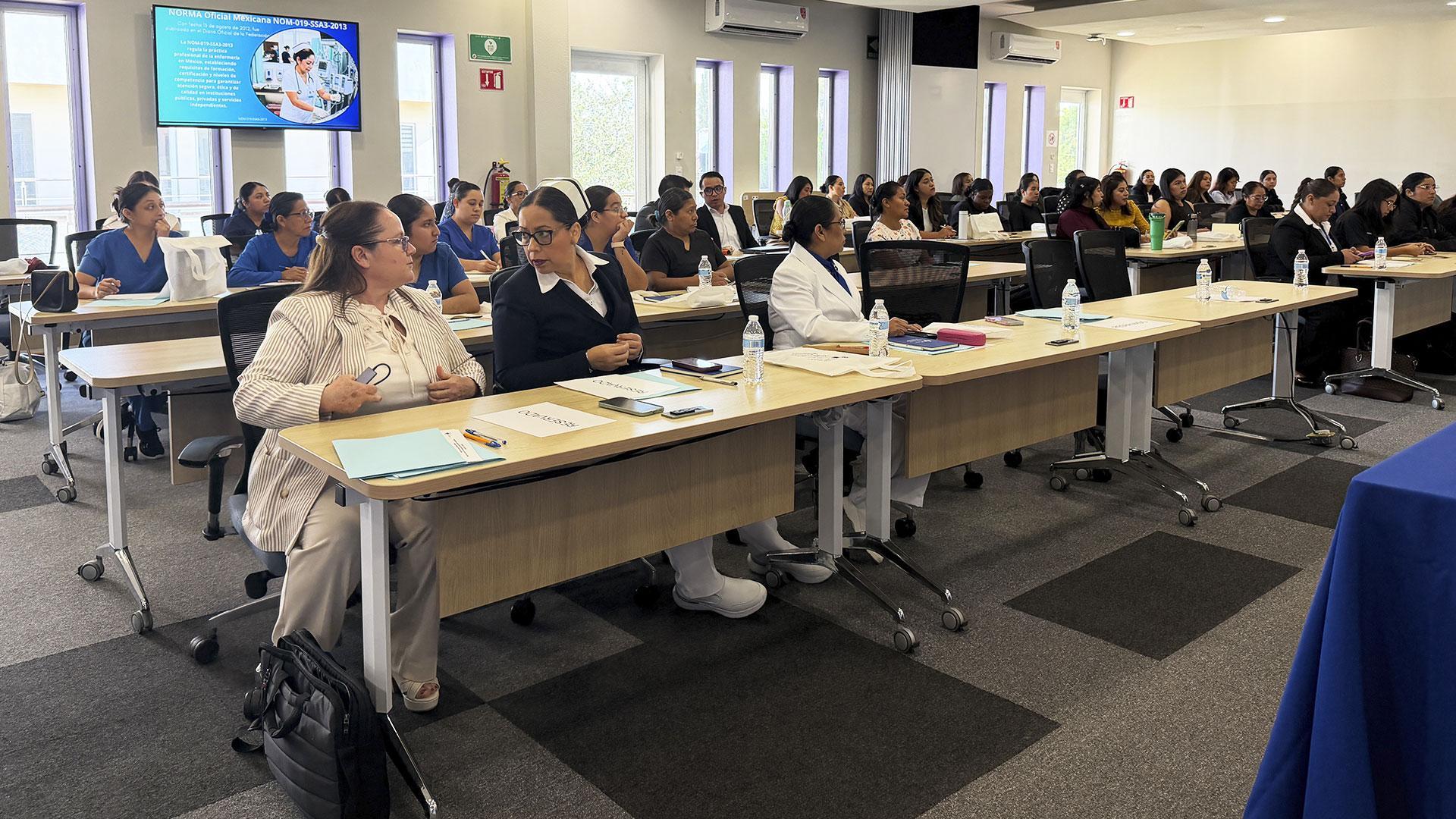 El Hospital La Carlota realizó sus primeras Jornadas de Enfermería, un encuentro de actualización profesional que reunió a más de 130 asistentes en la Universidad de Montemorelos.&nbsp;Fotografía cortesía del Hospital La Carlota / Laura Rascón.