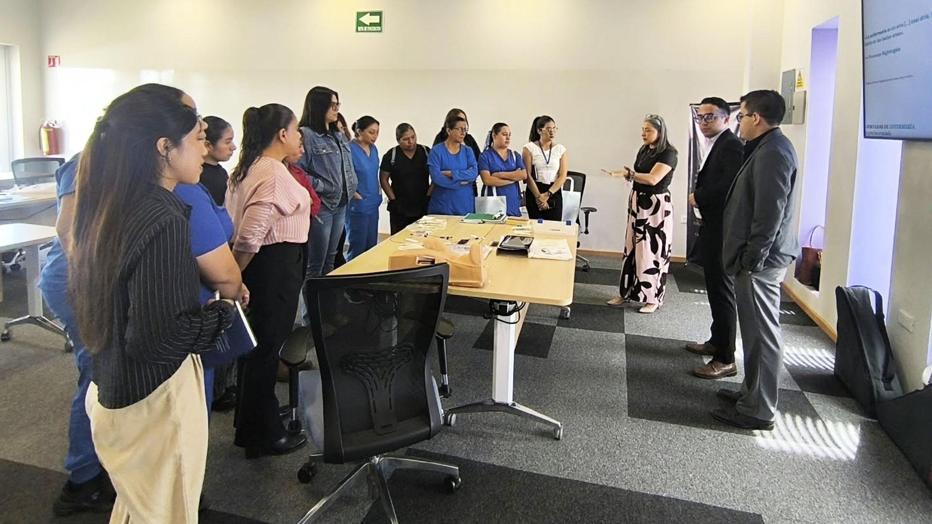 Los participantes reforzaron sus conocimientos mediante talleres sobre tratamiento de heridas complejas, sistemas de presión negativa, manejo de ostomías y terapia de infusión. Fotografía cortesía del Hospital La Carlota / Laura Rascón.