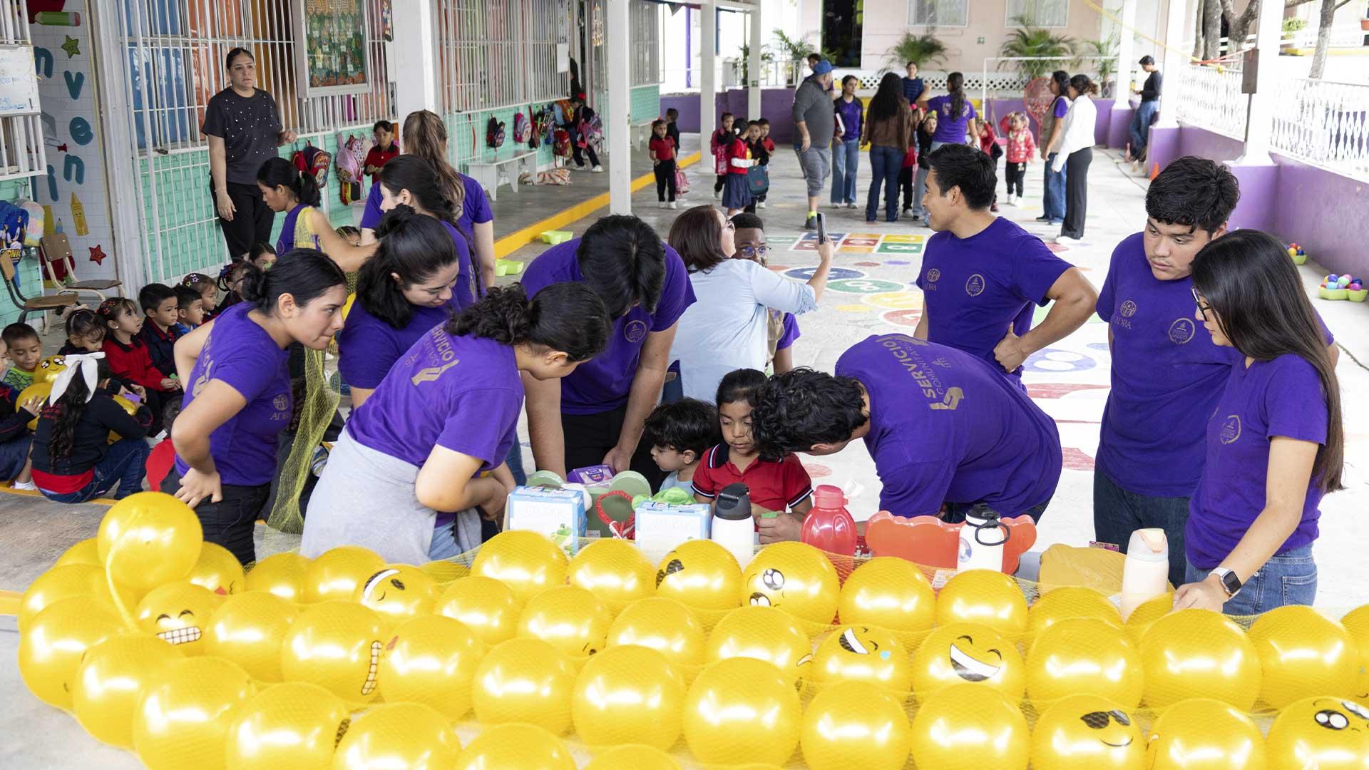 La promoción de hábitos saludables forma parte de los proyectos que los universitarios desarrollan con niños, mediante actividades sobre alimentación, higiene y bienestar en el&nbsp;Jardín de Niños “Pablo Neruda”. Fotografía por: Universidad de Montemorelos / Lisandra Vicente.