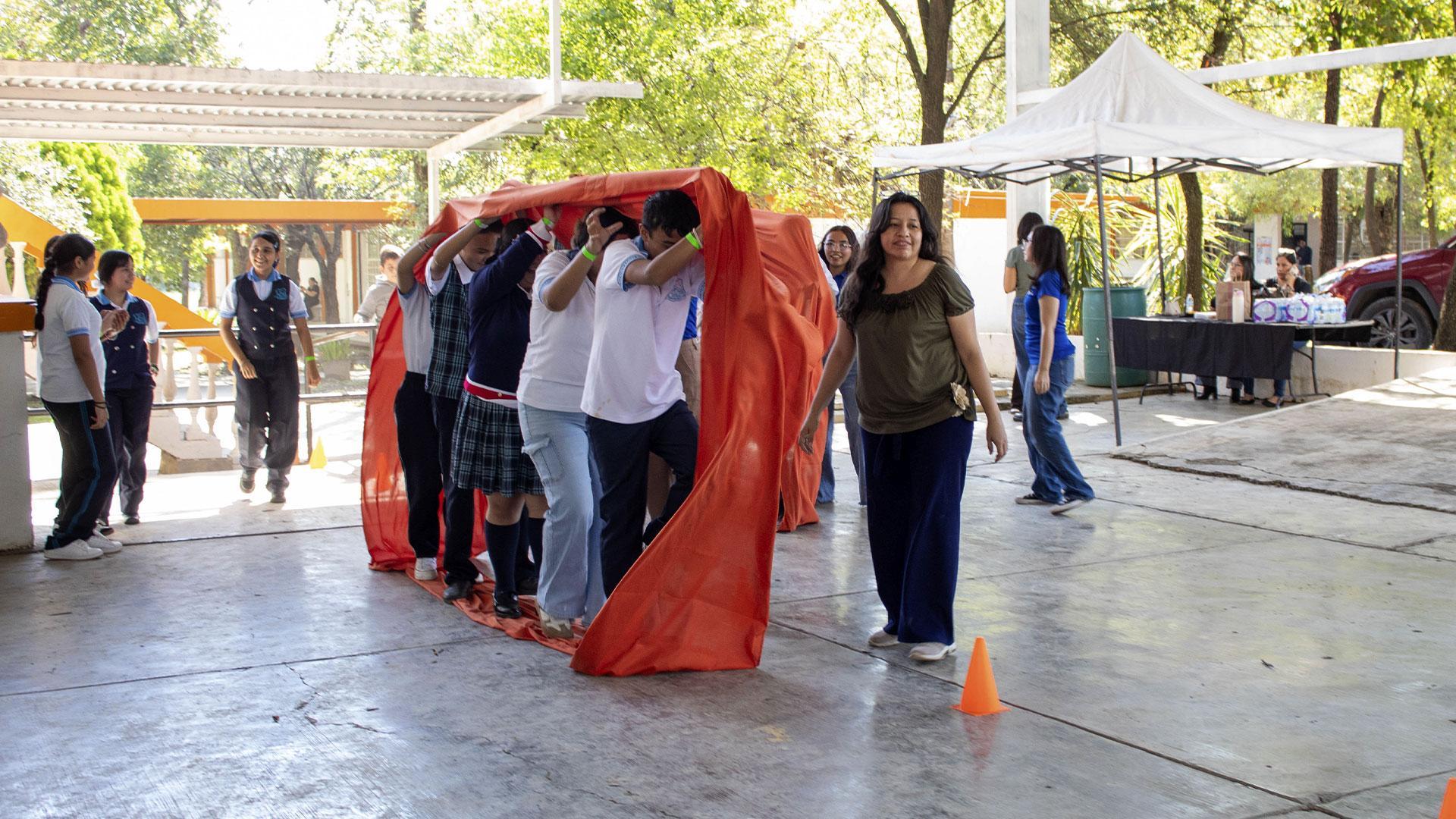 Durante diversar actividades estudiantes de Psicología Clínica y Educativa enseñan a los estudiantes de la  Escuela Secundaria No. 7 “Sebastián Lerdo de Tejada”. Fotografía por: Universidad de Montemorelos / Lisandra Vicente.