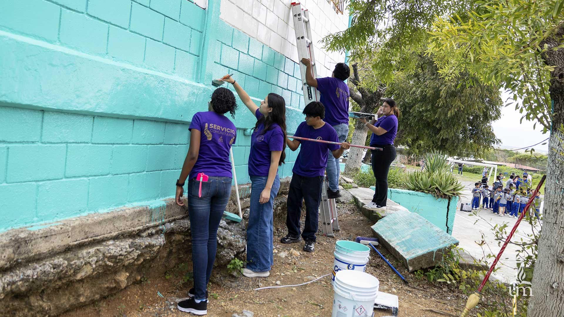 Los estudiantes colaboran en el mejoramiento de los espacios escolares, con acciones como la pintura de instalaciones y otras actividades en la Escuela Primaria Bonifacio Salinas. Fotografía por: Universidad de Montemorelos / Lisandra Vicente.