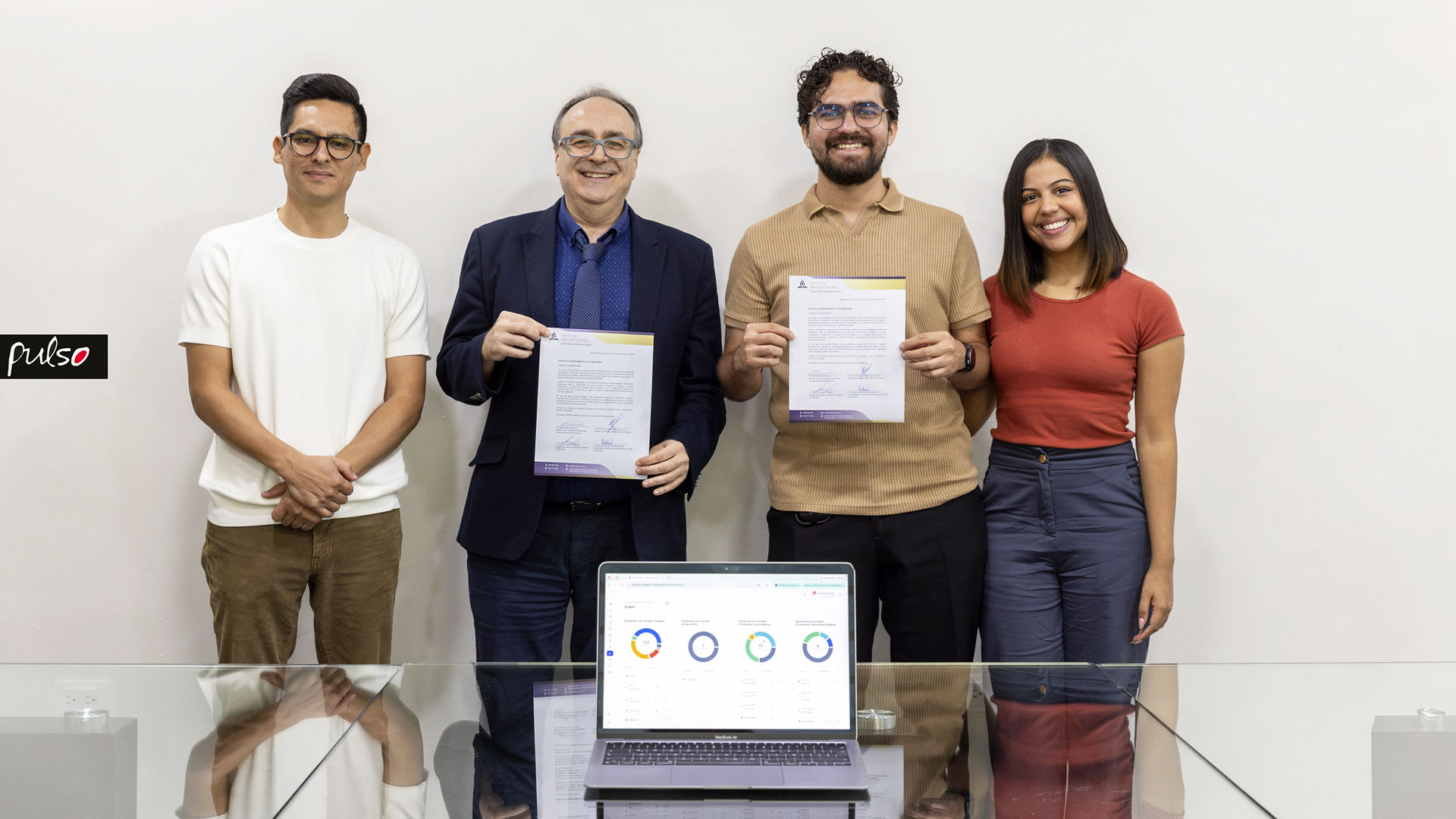 De izquierda a derecha: el Mtro. Antonio Gámez, director del CEDAFAM; el Dr. Marcelo Moroni, director de la Facultad de Psicología de la Universidad de Montemorelos; Rubén Rodríguez, egresado de la Licenciatura en Diseño de Comunicación Visual, y Aleska, egresada de la Licenciatura en Psicología Clínica, ambos creadores de la plataforma. Fotografía por: Universidad de Montemorelos / Dania Gutiérrez.